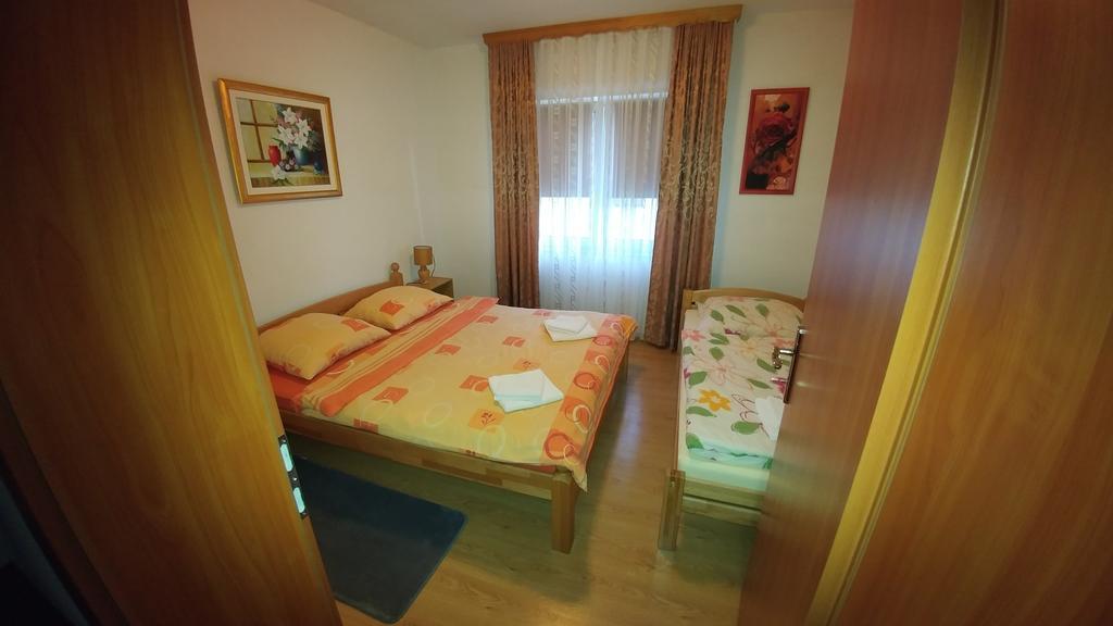 Guest House Mijic Korenica Bagian luar foto