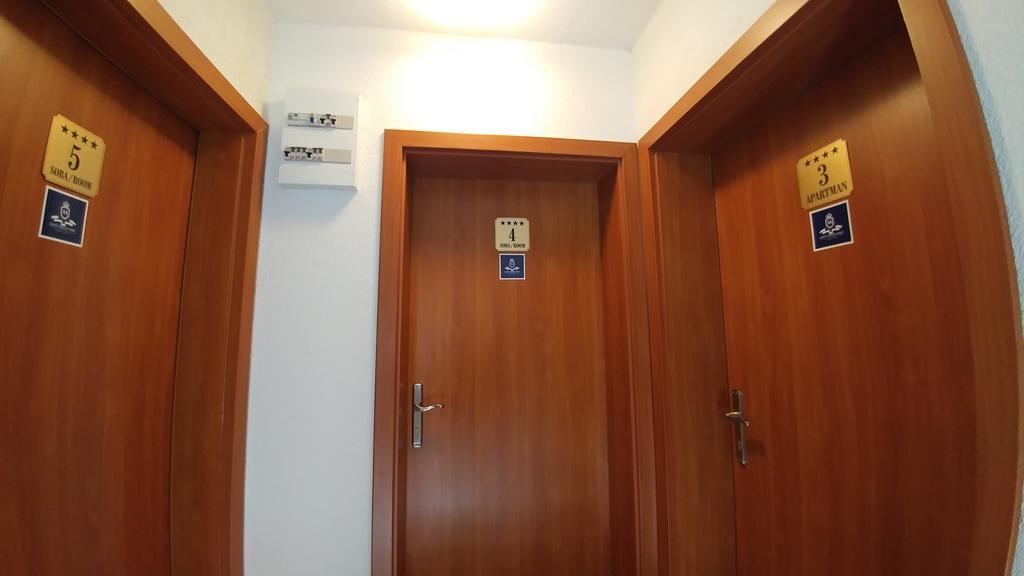 Guest House Mijic Korenica Bagian luar foto