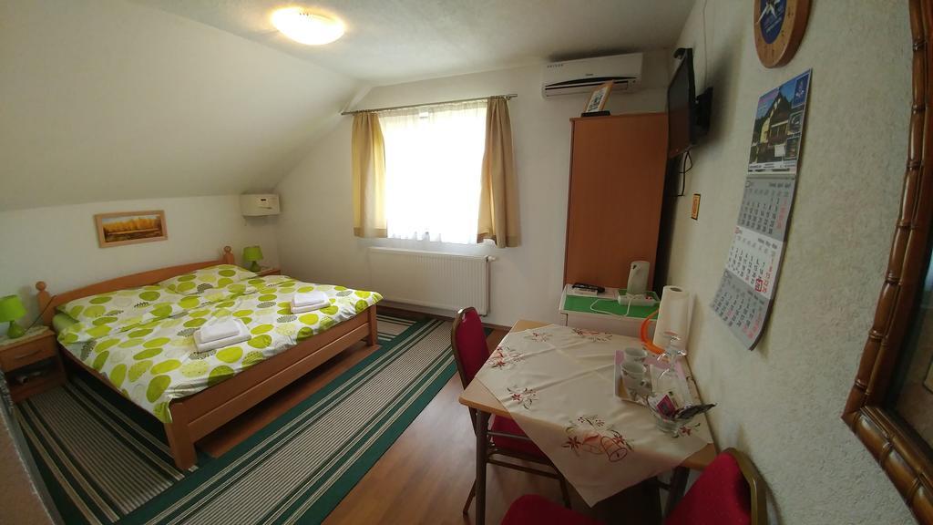 Guest House Mijic Korenica Bagian luar foto