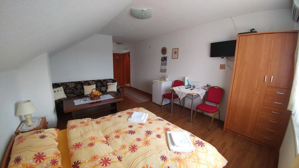 Guest House Mijic Korenica Bagian luar foto