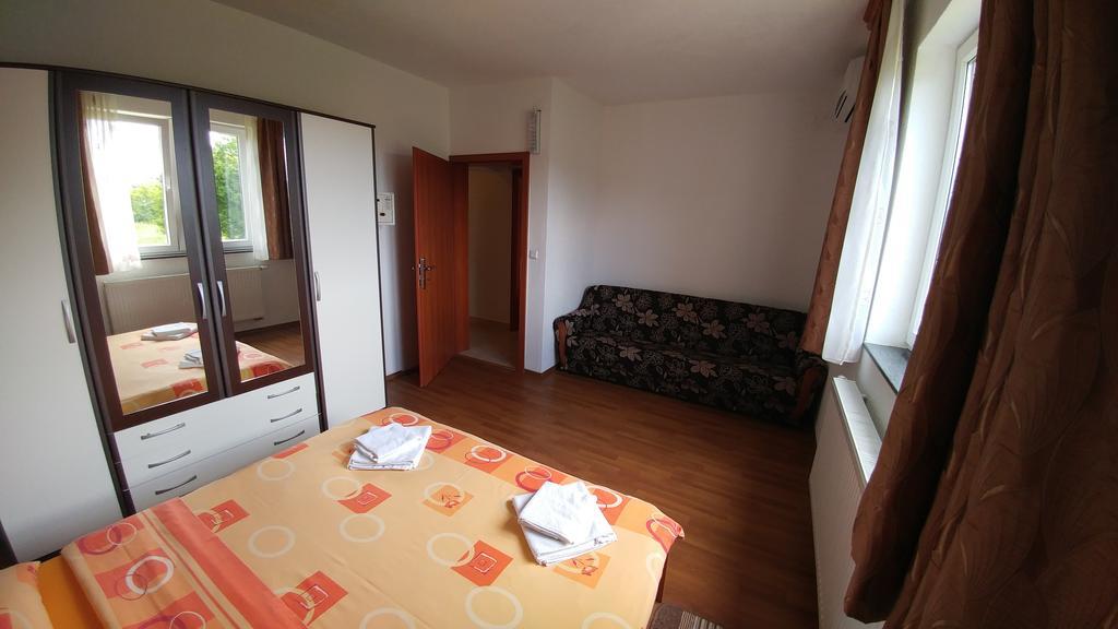 Guest House Mijic Korenica Bagian luar foto