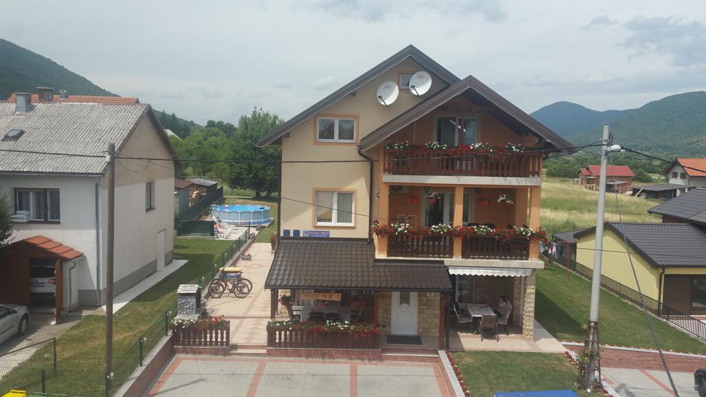 Guest House Mijic Korenica Bagian luar foto