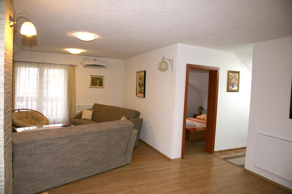 Guest House Mijic Korenica Bagian luar foto